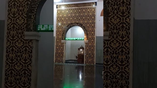 white marble pillar with onyx ring variations + black granite carved calligraphy смотреть онлайн