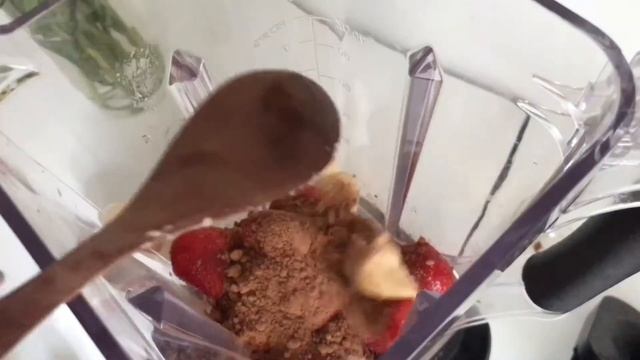 Клубнично-шоколадный смузи в профессиональном мощном блендере King Mix смотреть онлайн