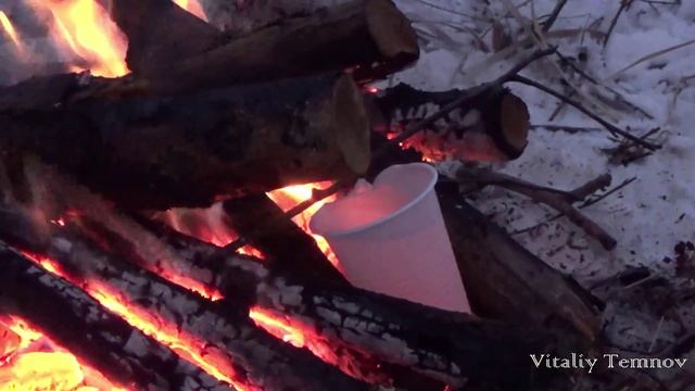 Кипятим воду в пластиковом стакане смотреть онлайн