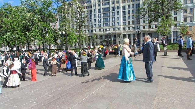 Вальс-гавот. III Традиционный бал на площади Пушкина 28.05.2017 смотреть онлайн