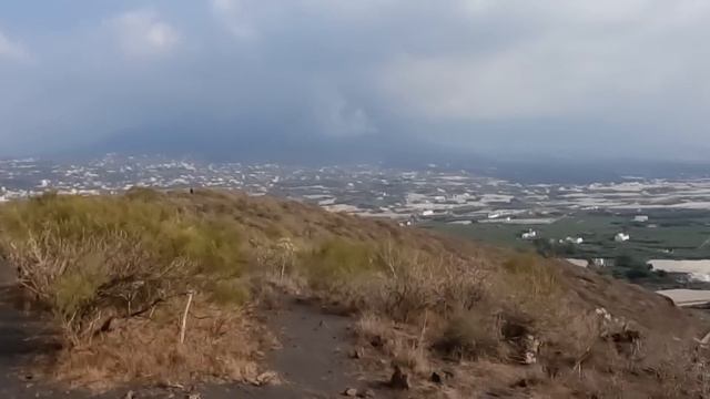 Lava flows remain stable without any significant expansion or advance. Montana Trina, La Palma 03.1 смотреть онлайн