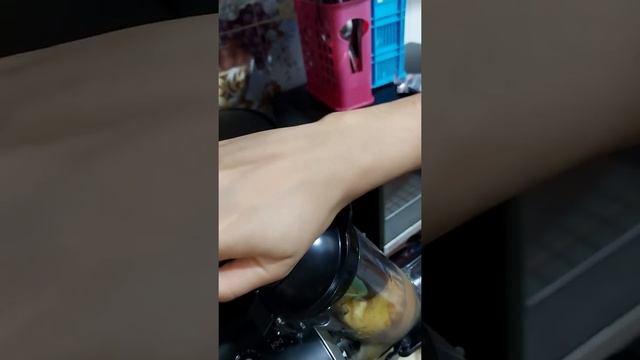 First time trying Philips Masticsting Juicer Mencoba Cold press juicer pertama kali смотреть онлайн