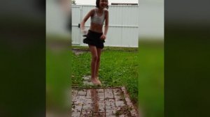 Босая. Девочка прыгает в грязь