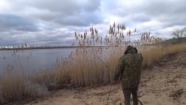 Рыбалка в Камышах на Реке Ловля Весеннего Голавля на Донку Закидушки смотреть онлайн