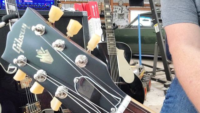 2021 Gibson ES-335 vs 2021 Epiphone Lucille смотреть онлайн