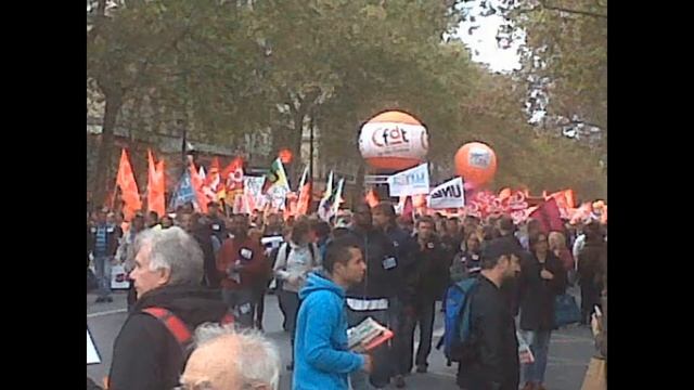 Manif vue du point de rencontre du PCF Front de Gauche le 11 octobre 2011.wmv смотреть онлайн