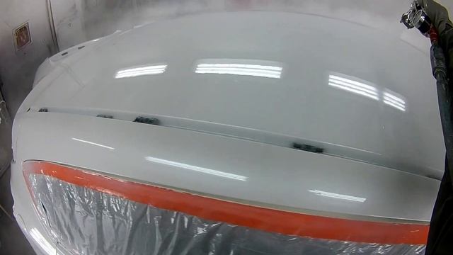 Spraying clear coat over white pearl with the Anest Iwata WS400 Supernova смотреть онлайн