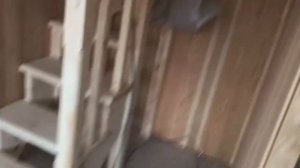 Деревянная лестница в маленький проём где мало места