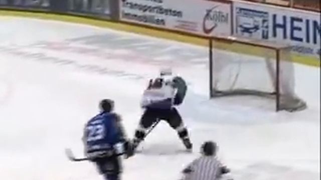 Hockey player misses an empty net смотреть онлайн