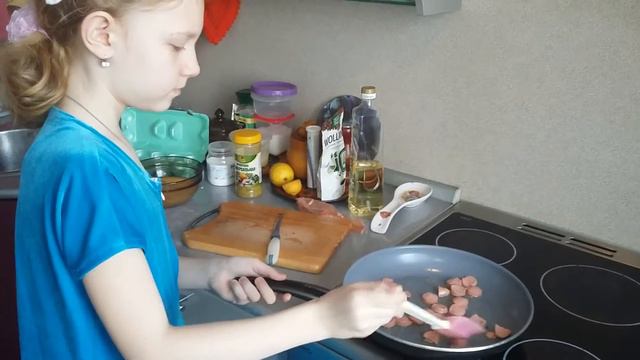 Готовим яичницу с сосисками. смотреть онлайн
