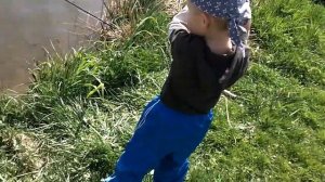 Наши дети и рыбалка. Дети ловят рыбу.