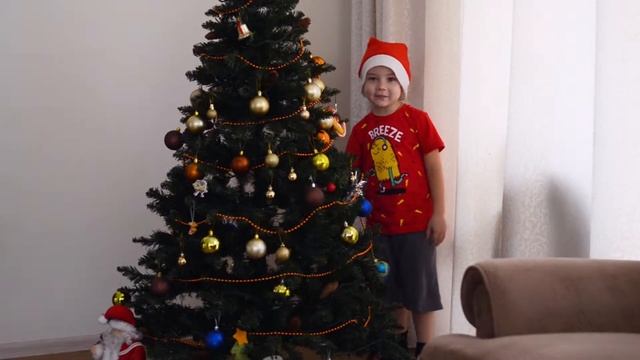 Наряжаем елку, встречаем деда Мороза, получаем подарки. смотреть онлайн