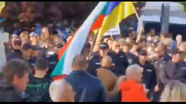В Болгарии Украинцы с флагами пытались прорваться к памятнику воинам Советской Армии #болгария смотреть онлайн