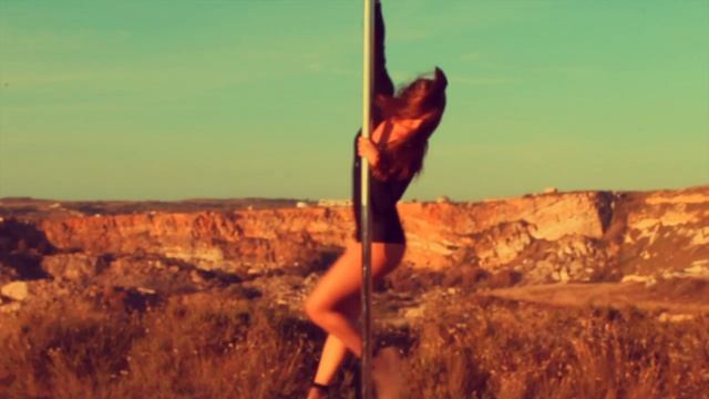 Erykah Badu - Didn't cha know Outdoor Pole Dance смотреть онлайн