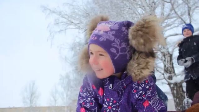 Новогодние каникулы с детьми | Катание с горки, посиделки с котом, снеговик, шашлыки на природе смотреть онлайн