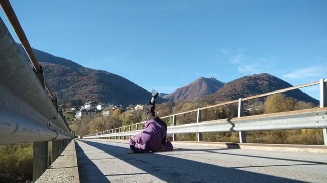 Improvising over myself on the bridge... смотреть онлайн