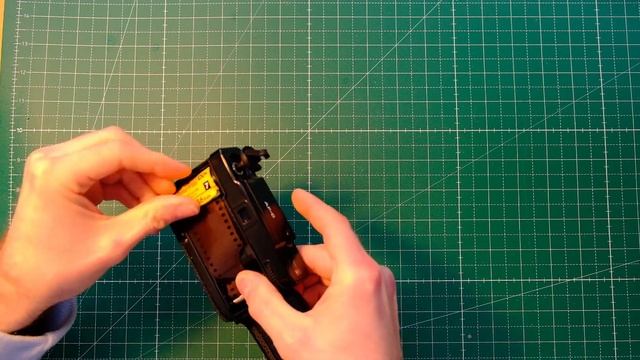 How to Load 35mm Film in a Minolta AF-C Point & Shoot смотреть онлайн