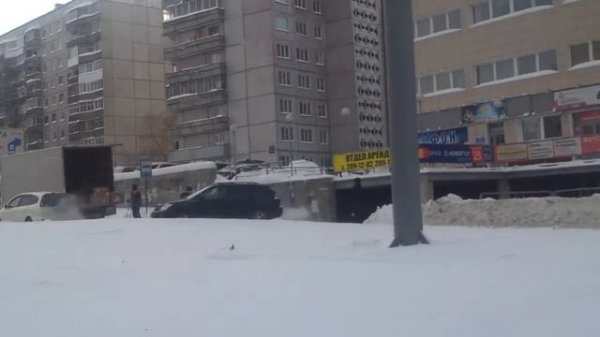 разгрузка цифровой техники в магазине ДНС dns-shop