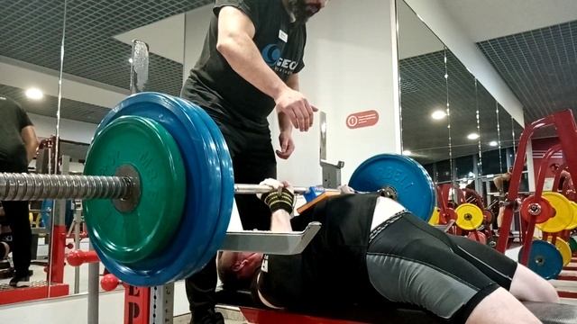 Жим штанги лёжа узким хватом на маленький брусок 120 на 3 смотреть онлайн