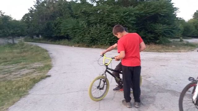 папа учит сына кататься на мотоцыкле и в конце жёстко его бьёт смотреть онлайн