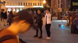 «Я не отдам тебя никому, прощу любую твою вину...». Старые хиты от уличных певцов