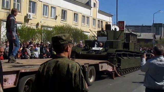 Средний танк Т-28 вьезжает на трал. смотреть онлайн