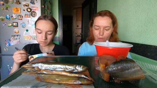 Мукбанг, обед с Полиной крем суп сырный Knorr, пюре Бизнес меню, мойва копчёная и форель.