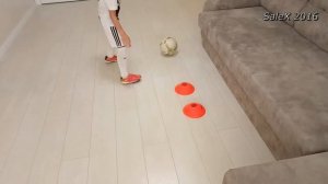 Детский футбол)))Упражнения на контроль мяча!!! Тренируемся дома))