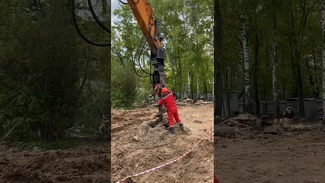 Строительство жилого дома по программе реновации в г. Москве. Устройство шпунта будущего котлована. смотреть онлайн