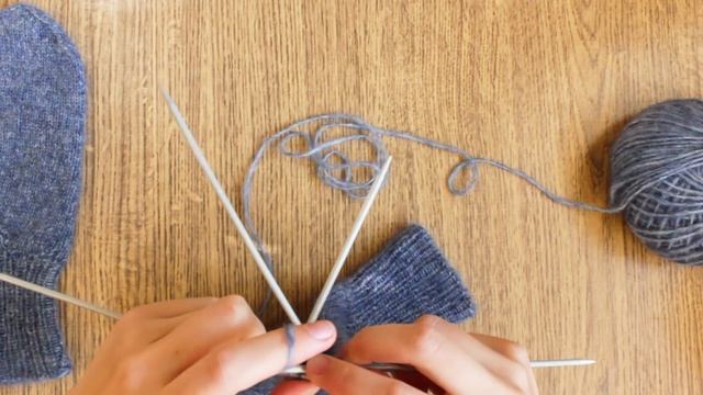 Вяжем варежки с анатомическим пальцем спицами | Вязание большого пальца смотреть онлайн