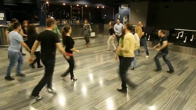 Rueda cubana Clase Latinos nivel medio Jueves 27 Marzo 2014 смотреть онлайн