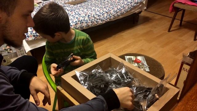 Витя распаковывает подарок Санта Клауса (Деда Мороза) Sluban Army (аналог Lego) 01/01/2017 смотреть онлайн