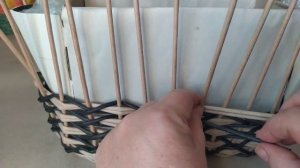 плетём сумочку из бумажной лозы