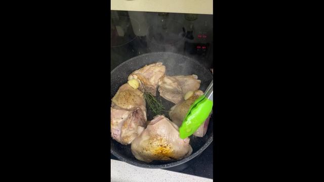 Курица запеченная с двумя видами лимонов.