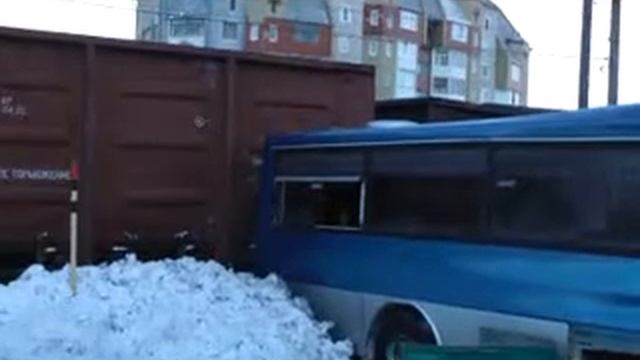 5 марта - автобус столкнулся с поездом смотреть онлайн