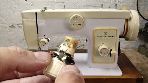 Ремонтирую швейную машинку Чайка 132М. Неисправен натяжитель верхней нити.