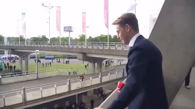 Surprise farewell party by Ajax fans to DeJong смотреть онлайн
