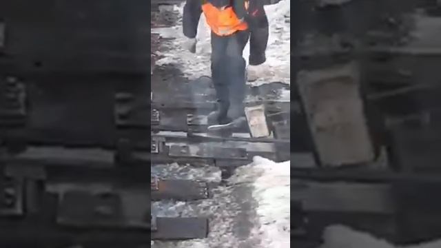 Помощник машиниста пытается перевести стрелочные перевод. смотреть онлайн
