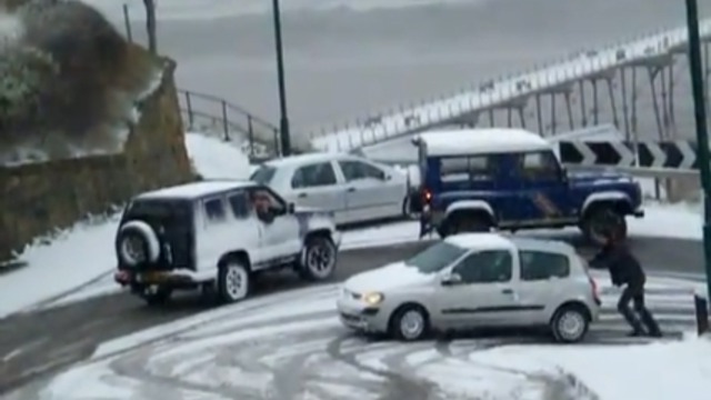 Движение по скользкой дороге смотреть онлайн