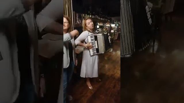 Под небом Парижа смотреть онлайн