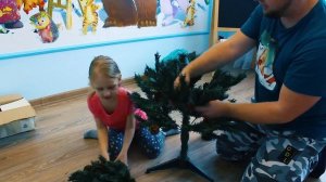 Нам Привезли елку и игрушки нарядить её История для детей \ Like Family