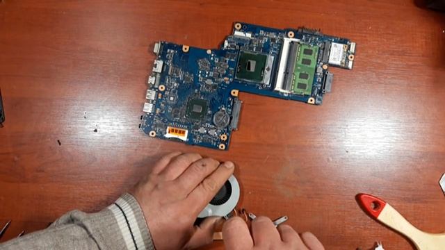 Toshiba Satellite C850-B829 How to disassemble and reassemble laptop. смотреть онлайн