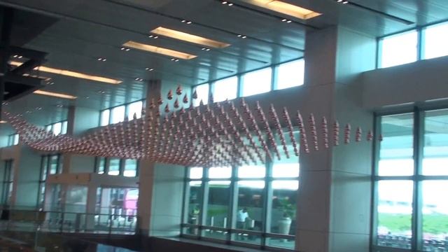 Аэропорт в Сингапуре Чанги. Летающие капельки. The airport in Singapore Changi Changi Airport смотреть онлайн