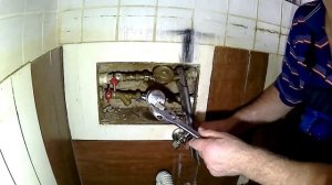 Как снять счётчик воды? Если доступа к гайкам из-за "красоты" практически нет!