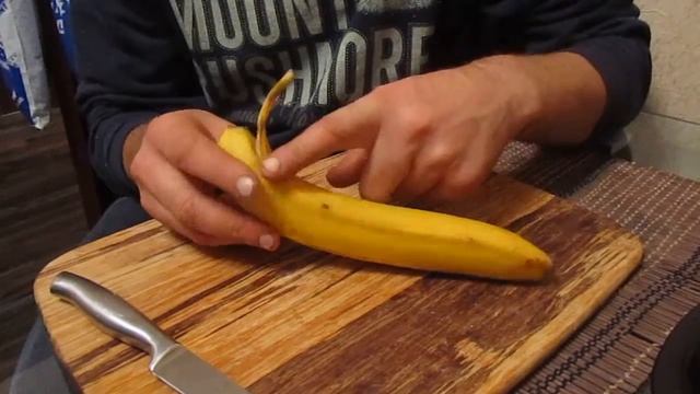 Как правильно чистить банан. 3 способа. смотреть онлайн
