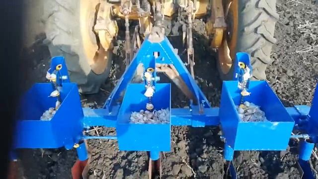 Чеснокосажалка в работе (13.10.2021 год). смотреть онлайн