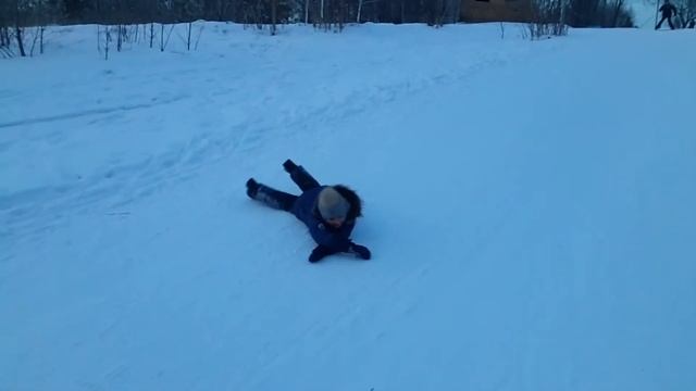 На ледянке как на сноуборде. Лайфхак для тренировки равновесия смотреть онлайн