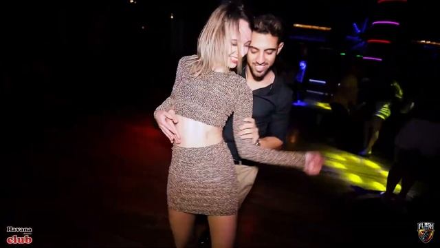 Arnaldes y Bri Bachata Social Dance - Blinding Lights смотреть онлайн