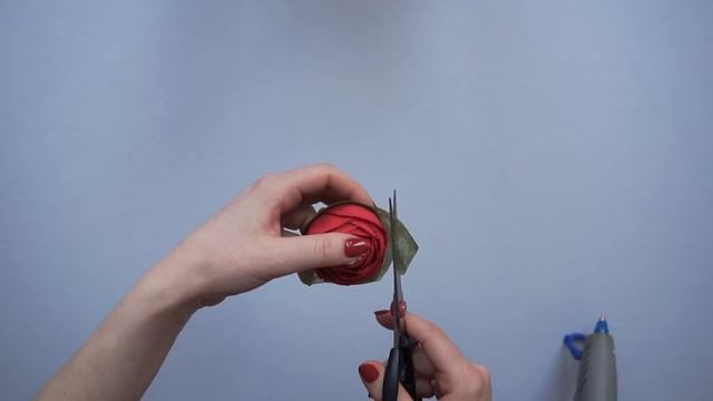 МАСТЕР-КЛАСС БУКЕТ ИЗ КОНФЕТ В ШЛЯПНОЙ КОРОБКЕ I ЦВЕТЫ ИЗ ГОФРИРОВАННОЙ БУМАГИ смотреть онлайн