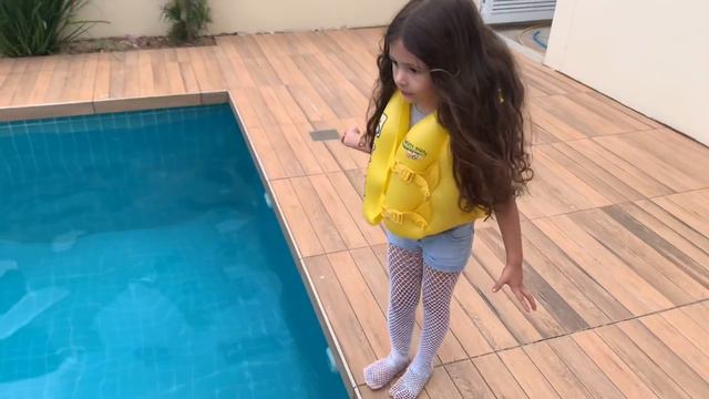 A LAYS PULOU NA PISCINA - Olha o que ela fez смотреть онлайн